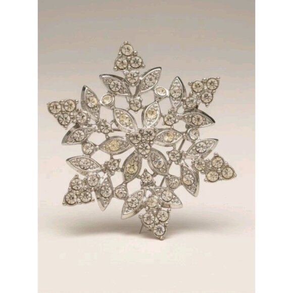 Sarah Coventry Jewelry - Sarah Coventry CRYSTAL SNOW FLAKE Rhinestone Brooch Pin Silver-Tone